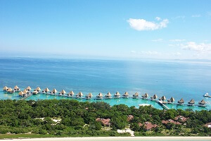 紺碧の海に浮かぶ水上コテージ