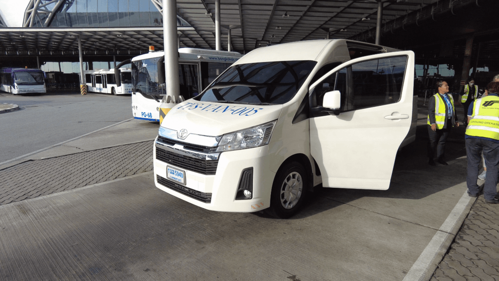 クット島までのリゾート専用機に乗る専用車