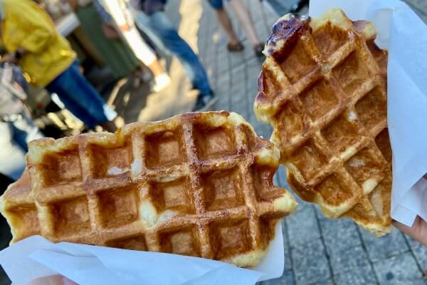 デュモン広場のマルシェの焼き立てワッフル