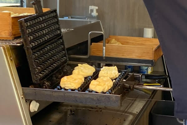 デュモン広場のマルシェの焼き立てワッフル