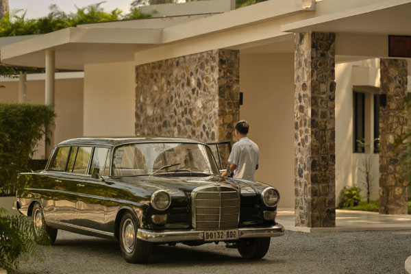 1962年型のメルセデスベンツで送迎