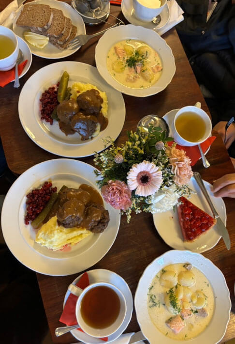 ヘルシンキ大聖堂の向かいにあるカフェエンゲル
